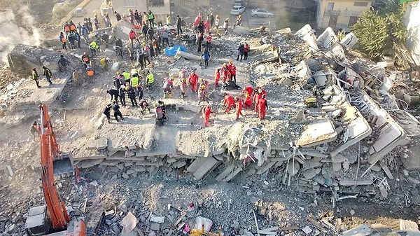 Tüm kamu kuruluşları, mahalli idareler, sivil toplum kuruluşları ve gönüllülerin seferber olduğu deprem sonrası, bölgeye su, gıda, ilaç ve giyecek başta olmak üzere tüm yaşam malzemeleri hızla gönderildi.