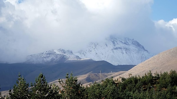 Ülkemizde ise 'aktif' olarak kabul edilen 10 yanardağ bulunuyor. Bir yanardağın aktif olarak kabul edilmesi için son 10 bin yılda püskürmüş olması gerekiyor.