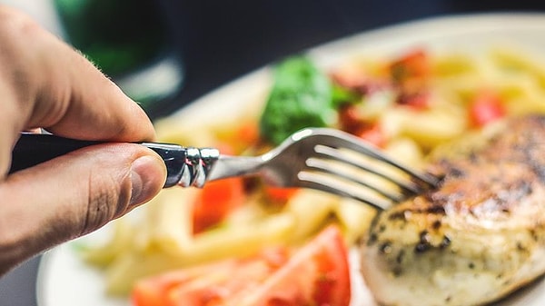 Su, simit bile pahalılaşırken dışarıda bir öğün yemek neredeyse serveti bulacak. Eğer sağlıklı ve doyurucu gıda tüketmek istiyorsanız en az 500 TL’yi gözden çıkarmanız gerekiyor. Fast food olarak adlandırdığımız sağlıksız yiyeceklerin de ucuz olduğunu söylemek imkansız.