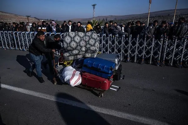 Şeyh, 8 Aralık'ta Esad'ın devrilmesinin ardından Türkiye'den Suriye'ye umutla dönen 35 bin Suriyeliden biri. Gönüllü dönüş belgesi imzalayarak Türkiye'ye geri dönme hakkından feragat etti.