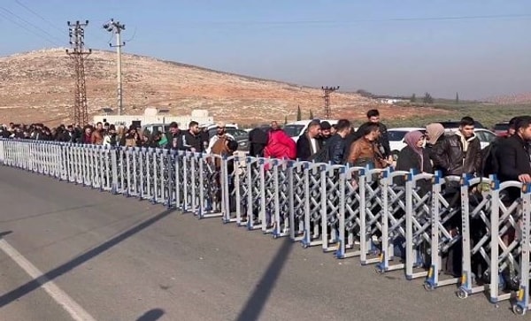 Sık sık su ve elektrik kesintileri yaşandığını, internet erişiminin ise neredeyse hiç olmadığını vurguluyor.  Şeyh, Suriye’deki yetersiz yaşam standartları ve eğitim ile iş olanaklarının sınırlılığı karşısında hayal kırıklığına uğramış durumda.