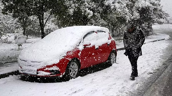 Gümüşhane Valiliği, bugün kentte başlayan kar yağışının yarın etkisini artıracağı beklentisiyle okulların tatil edildiğini açıkladı.