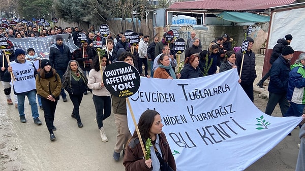 Halkın tepkisi ise büyük: “Bize beton yığınları içinde ölümü reva görenler, şimdi de teneke kutular içinde yaşamamızı istiyor. Ama biz susmayacağız!”