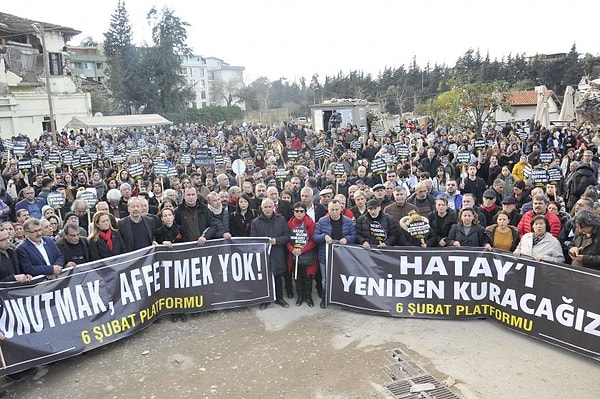 Deprem sonrası kalıcı konutların bir yıl içinde tamamlanacağı belirtilmişti. Ancak iki yıl geçmesine rağmen Hatay’da binlerce yurttaş hala konteynerlerde yaşamaya devam ediyor. Yurttaşlar, konteyner kentlerde yaşanan hijyen sorunlarına, elektrik ve su kesintilerine, sağlıksız barınma koşullarına dikkat çekti.