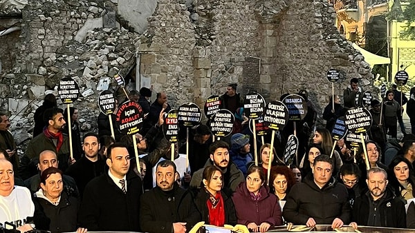 Antakya ve İskenderun’da düzenlenen yürüyüşte, yurttaşlar “Unutmak yok, affetmek yok, helalleşmek yok!” diyerek taleplerini bir kez daha dile getirdi.