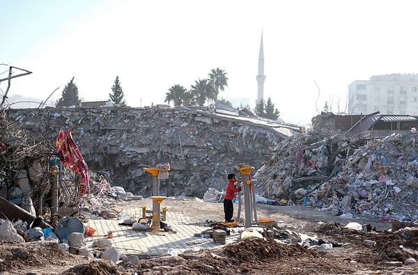 2014 yılında kabul edilen 'Ulusal Afet Risk Yönetimi Politikası' sayesinde, afetlere hazırlık ve hızlı müdahale konularında önemli adımlar atıldı. Depremden etkilenen bölgelerde polis, itfaiye ve sağlık ekipleri anında koordineli bir şekilde müdahale ediyor.