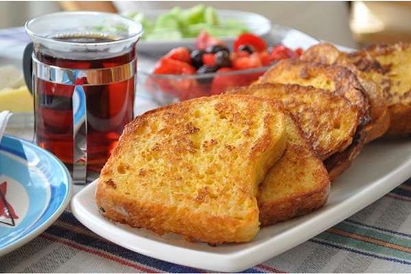 2. Yumurta Kaplı Tost ve Menemen