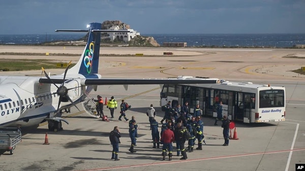 Santorini Adası'na sahil güvenlik gemisi ve askeri çıkarma gemisi gönderildiğini belirterek sismik faaliyetlerle alakalı olarak iyi ve kötü tüm senaryoları hazırlamak zorunda olduklarını vurguladı.