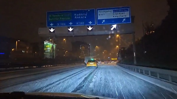 Diğer ilçelerde ise karla karışık yağmur etkili olacak. Uzmanlar, özellikle yüksek kesimlerde karın daha uzun süre kalacağını ve beyaz örtünün bazı bölgelerde daha belirgin olacağını belirtiyor.