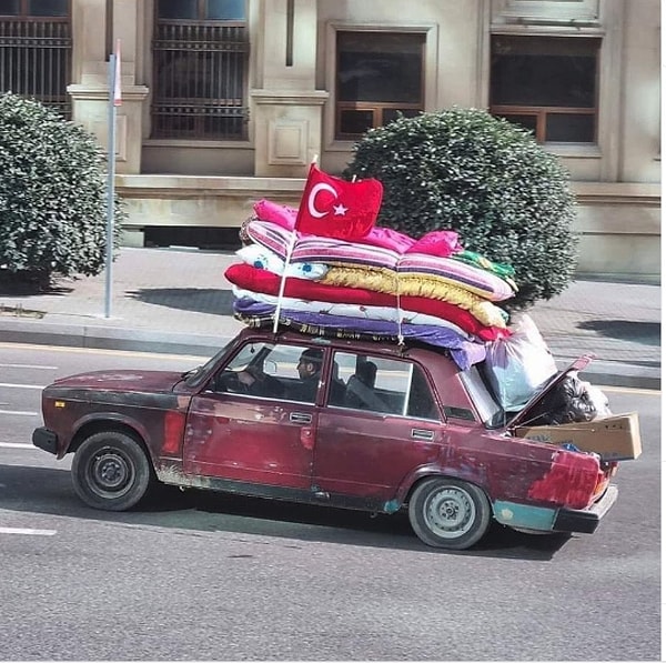 Azerbaycan vatandaşı, arabasına yüklediği yardım malzemelerini ülkemize böyle getirdi.