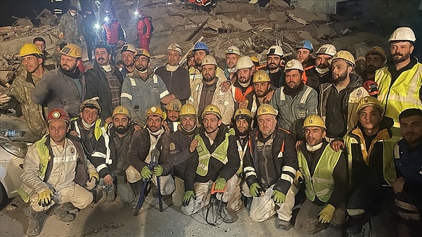 Kahraman madencilerimiz enkaz altındaki herkese umut oldu. Zor şartlarda çalışan madencilerimiz onlarca insanın hayatını kurtardı.