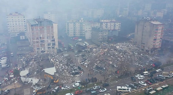 6 Şubat’ta Kahramanmaraş merkezli meydana gelen depremde 53 bin 537 vatandaşımız hayatını kaybetti, milyonlarca insan evsiz kaldı.