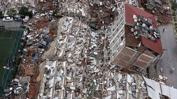 Türkiye, 6 Şubat 2023’te tarihinin en büyük felaketlerinden birini yaşadı. Kahramanmaraş merkezli 7.7 ve 7.6 büyüklüğündeki depremler 11 ili derinden etkilerken binlerce vatandaşımız hayatını kaybetti, yüz binlercesi yaralandı.