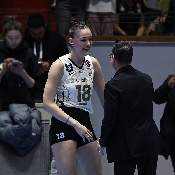 Vargas, Arina, Eda Erdem gibi dünya voleybolunun önde gelen isimlerini kadrosunda bulunduran Sarı Melekler,  Zehra Güneş'in peşine düştü.