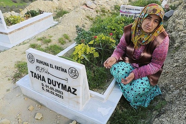 Tam da dediği gibi "büyüyemeden" hayata veda etti. Enkazda ölen 53 bin kişiden sadece bir tanesiydi Taha Duymaz. Acılar hala taze, hiçbir şey unutulacak gibi değil...