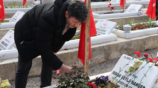 O günleri atlatamadıklarını dile getiren Hançer, "2 sene oldu bugün. Ateş hiçbir zaman sönmüyor, daha beter alevleniyor. Kızımın mezarına sürekli ziyarete geliyoruz. Çok zor bir şey, acısı hiçbir zaman geçmeyen bir şey." dedi.