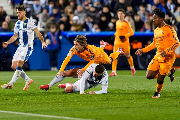 Real Madrid, İspanya Kral Kupası çeyrek finalinde Leganes’i deplasmanda 3-2 mağlup ederek yarı finale yükseldi. Ancak karşılaşma, beklenenden daha zorlu geçti.