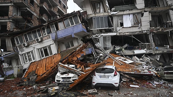 Felaketin yıl dönümünde tüm Türkiye gibi televizyon kanalları da acıyı unutmadı. Depremin üstünden geçen ikinci yılda kanallar da paylaşım yaptılar.