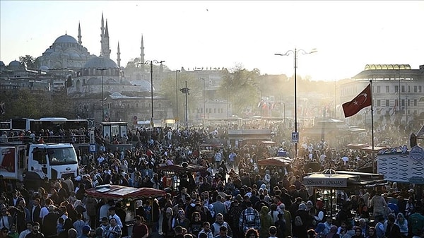 TÜİK’in, Adrese Dayalı Nüfus Kayıt Sistemi verilerinden derlediği istatistiklere göre, Türkiye'de yaşayan yabancı nüfus, bir önceki yıla kıyasla 89 bin 996 kişi azalarak 1 milyon 480 bin 547 kişiye geriledi.