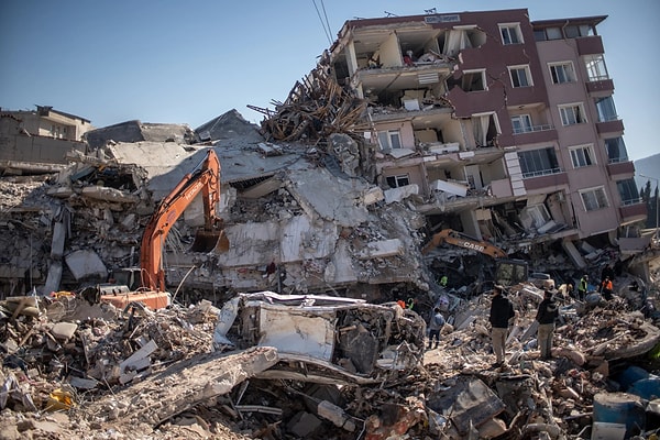 6 Şubat 2023'te gerçekleşen Kahramanmaraş merkezli depremlerde ne yazık ki 53 bin 537 vatandaşımız hayatını kaybetmişti. 11 şehrin doğrudan etkilendiği depremlerde milyonlarca insan evinden, yaşam alanından olmuştu. Aradan geçen iki yıla rağmen hala yüz binlerce insan konteynerlarda yaşamaya devam ediyor.