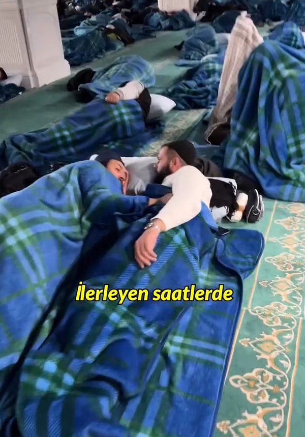 Camide zikredenleri, namaz vaktini, namazın ardından Şeyhin elini öpenleri, yemek saatlerinde beş kişinin aynı kaseden çorba içtiğini ve gece nasıl uyunduğunu kayda almıştı.