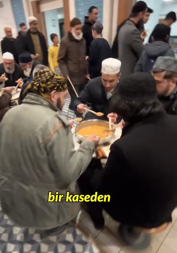 Yemek saatinde, “Kimse gelmeden içebildiğim kadar çorba içiyorum” diyerek neler yaşadığını da aktarmıştı.