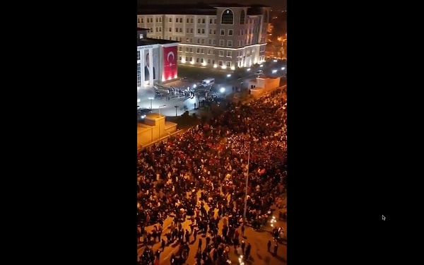 Depremden en çok etkilenen illerimizden olan Hatay ve Adıyaman'da 6 Şubat felaketinin gerçekleştiği saatte halk bir araya geldi.