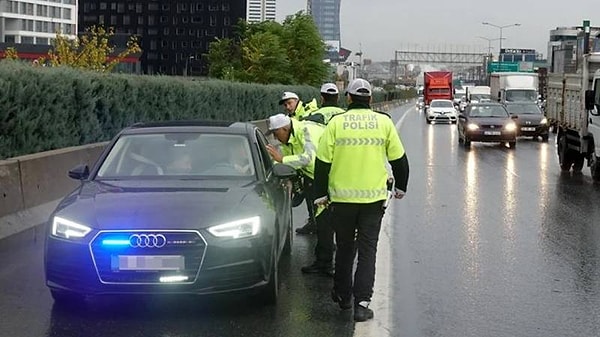 Mevcut milletvekillerine tanınan bu hakkın kapsamı genişletildi ve böylelikle trafikte 3 bin 600 imtiyazlı eski ve yeni vekil yaratıldı.