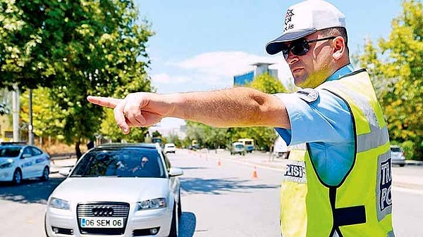 Sözcü'nün haberine göre; Tüm trafik kurallarını ihlal edebilecek. Plakaya yazılan cezalar da TBMM tarafından ödenecek.