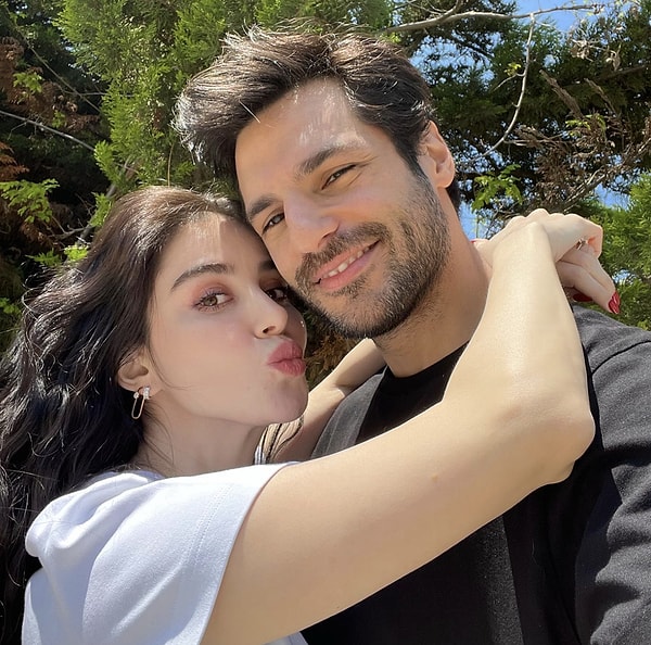 Özge Gürel ve Serkan Çayoğlu'nun aşkları ‘Kiraz Mevsimi’ setinde başlamıştı. Set arkadaşlıkları zamanla büyük bir aşka dönüşmüş, tam yedi yıl sonra ise romantik bir düğünle hayatlarını birleştirmişlerdi.