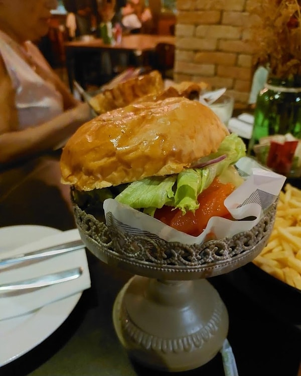 1. Zaten hamburger dediğin bir tahtı hak eder!