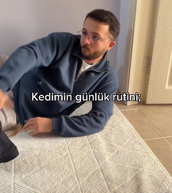 Kedilerinin günlük rutinini mükemmel bir şekilde canlandıran içerik üreticisi, video içinde biraz da kendi yorumunu katarak izleyenleri gülümsetti.