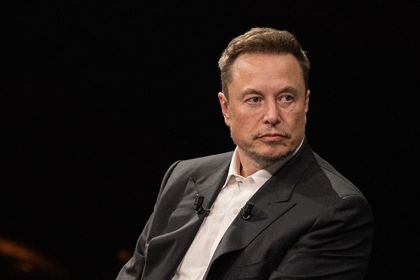 Sahte Musk, kadına çiçek ve mücevher göndereceğini vaat etti, ancak bu hediyeler hiçbir zaman ulaşmadı. Daha sonra uçağına yakıt almak gibi bahanelerle kadından para talep etmeye başladı.