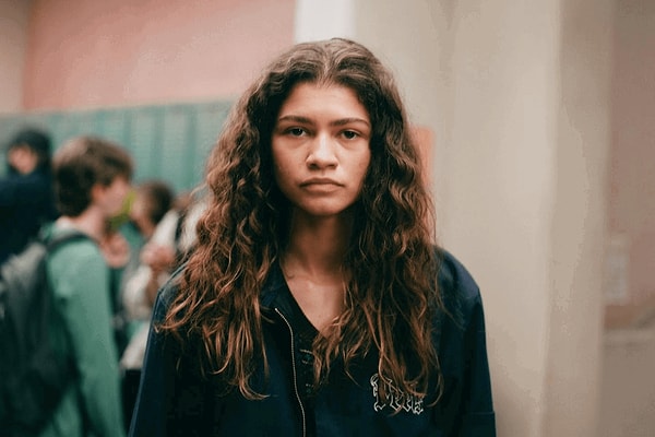 "Euphoria" hayranları uzun süredir yeni sezon haberlerini beklerken, sonunda sevindirici bir gelişme yaşandı. Allociné'nin haberine göre, dizinin 3. sezon çekimleri başladı.