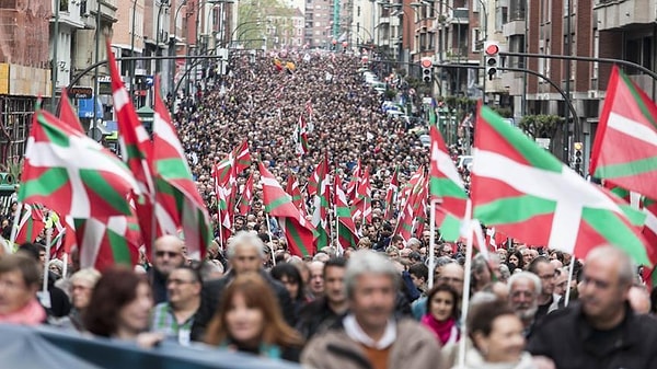 2000 yılında Bayern forması giyerken evine bırakılan bir mektupta ise ETA'nın istediği netti: "İhanet ettin, devrim vergisi ile bizim halkımızın üzerinden kazandıklarını geri vereceksin."