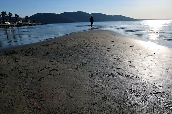 Muğla Akyaka ve İzmir Seferihisar’da da benzer görüntü tedirginliğe neden oldu. Akyaka’da deniz 12 metre; Seferihisar’da ise 100 metre çekildi. Üç kentte yaşanan olay akıllara “Deprem habercisi mi?” sorusunu akıllara getirdi.