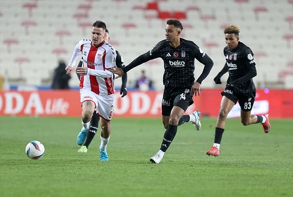 Beşiktaş zorlu hava şartlarında Sivasspor'a konuk oldu. Soğuğun kendini hissettirdiği maçta iki takım da pozitif futbol sergileyemedi.