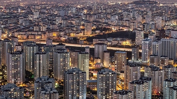 Hayat pahalılığının ülkenin en büyük ekonomik sorunu olduğunu ifade eden bakan, “Bence en önemli hayat pahalılığı bileşeni kiralar burada. Ev sahipliği oranı yüzde 56'larda. Son yıllarda gerek konut fiyatlarının hızlı yükselmesi, gerekse kiraların hızlı yükselmesiyle vatandaşımızın hayat pahalılığından kastı kira oluyor. Burada konut arzını artıracak ciddi bir çaba içindeyiz. Ben inanıyorum ki birkaç yıl içinde çok ciddi bir sosyal konut seferberliğine gireceğiz. Devletimizin desteklediği ve vatandaşımızın çok rahat erişebileceği konutlardan bahsediyoruz.” dedi.