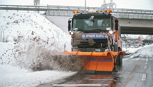 İstanbul'da kar yağışı hafta boyunca aralıklarla devam etti. Kentin şehir merkezinde 1 ila 3 santimetre kalınlığında kar ölçüldü.