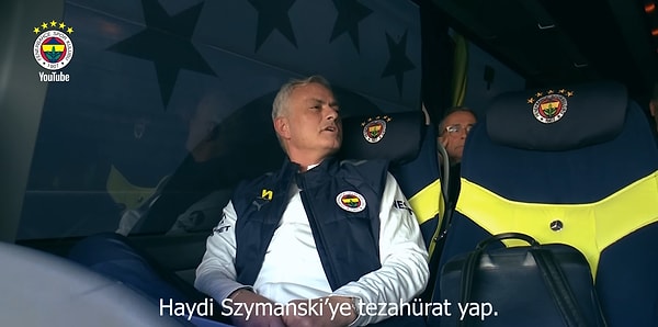 Teknik direktör Jose Mourinho'dan takım otobüsünün peşinden koşan taraftarına büyük bir jest geldi.