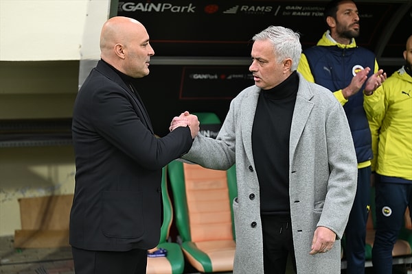 Muhabirin "İlk yarılardaki oyun düşüklüğüne dair eleştiriler bugün itibarıyla bitmiş olur mu?" sorusuna Mourinho, "Yine eleştirecek başka bir şey bulurlar." dedi.