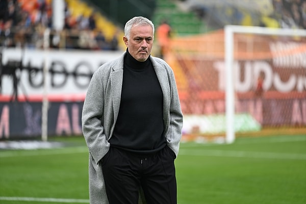 Sakatlıklar sebebiyle gelen eleştirilere de değinen Mourinho, "Geçen sezon bu dönem 26 kas sakatlığı olmuşken bu sezon 12 sakatlık oldu. Sebebini araştırıyoruz, pragmatik olmalıyız" dedi.