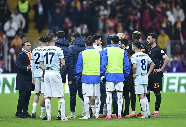 Maç hakem tarafından tatil edilirken TFF'nin açıklaması sonrası maça dair son karar verilmiş olacak.