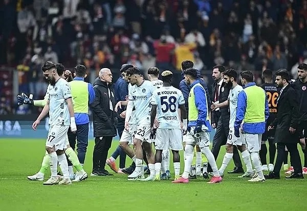 Galatasaray'a verilen penaltı sonrası maçtan çekilme kararı alan Adana Demirspor, sosyal medyayı ikiye bölen tepkilere yol açmıştı.