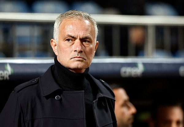 Fenerbahçe teknik direktörü Jose Mourinho da karara tepki gösterdi. Ancak çoğunlukla uzun açıklamalar yapan Mourinho, bu kez tepkisini 'sessiz' bir paylaşımla yaptı.