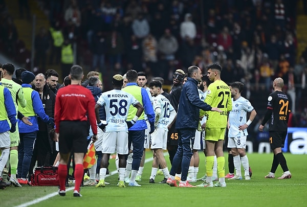 Daha önceki emsaller ve talimatlar ise Adana Demirspor'a büyük cezaların geleceğini öngörüyor. Trabzonspor karşısında sahadan çekilen İstanbulspor da benzer cezaları almıştı: