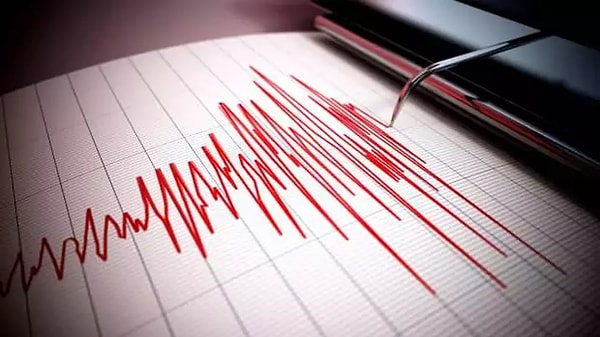 23 dakikada 3 depremin meydana geldiği Ege Denizi'nde 21.53'te 4.6 şiddetinde, 22.05'te 5.1 şiddetinde, 22.16'da da 4.5 şiddetinde art arda depremler meydana geldi.