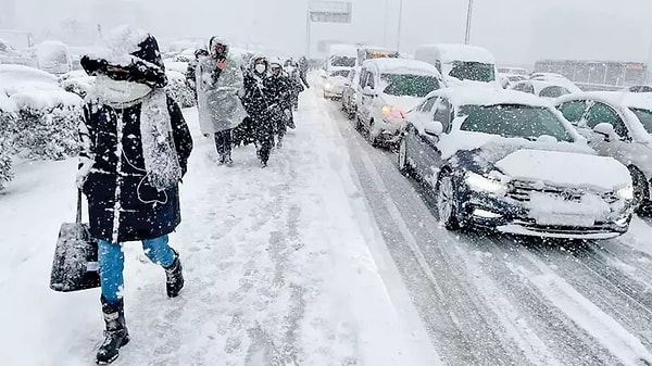 Meteoroloji Genel Müdürlüğü (MGM), 5 günlük hava tahmin raporunda çarşamba günü itibarıyla Türkiye'nin 50 ilinde kar yağışı beklenildiğini belirtirken, yetkililerden peş peşe uyarılar geldi.