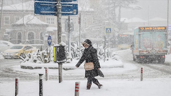 AKOM’un tahminlerine göre gün boyunca İstanbul’un çeşitli bölgelerinde aralıklı yağmur ve yer yer karla karışık yağmur etkili olacak.