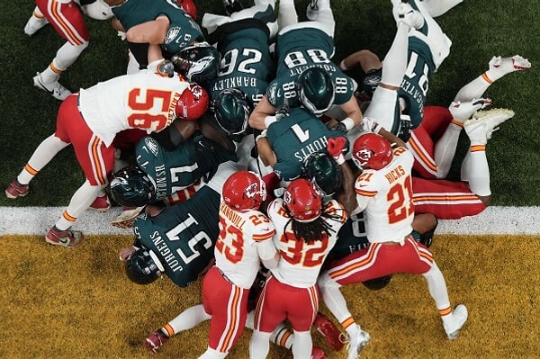 Philadelphia Eagles, Super Bowl'da Kansas City Chiefs'i 40-22 mağlup ederek şampiyon olurken, geçen yılın şampiyonu Kansas City Chiefs sahadan mutsuz ayrıldı.